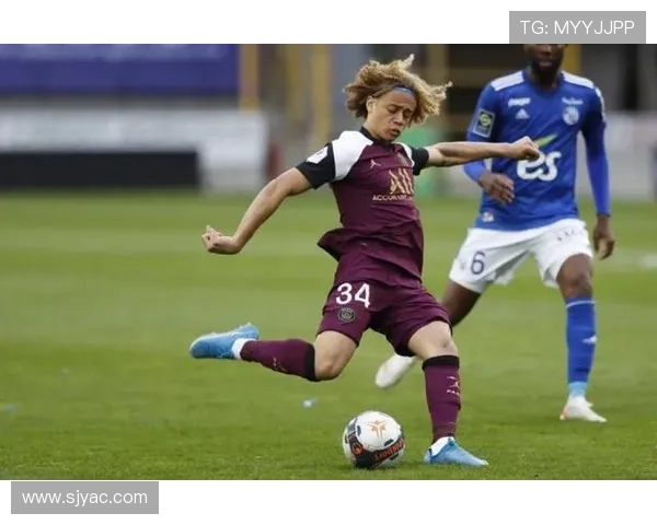 哈维西蒙斯的崛起之路：从青训小将到足坛新星的传奇旅程